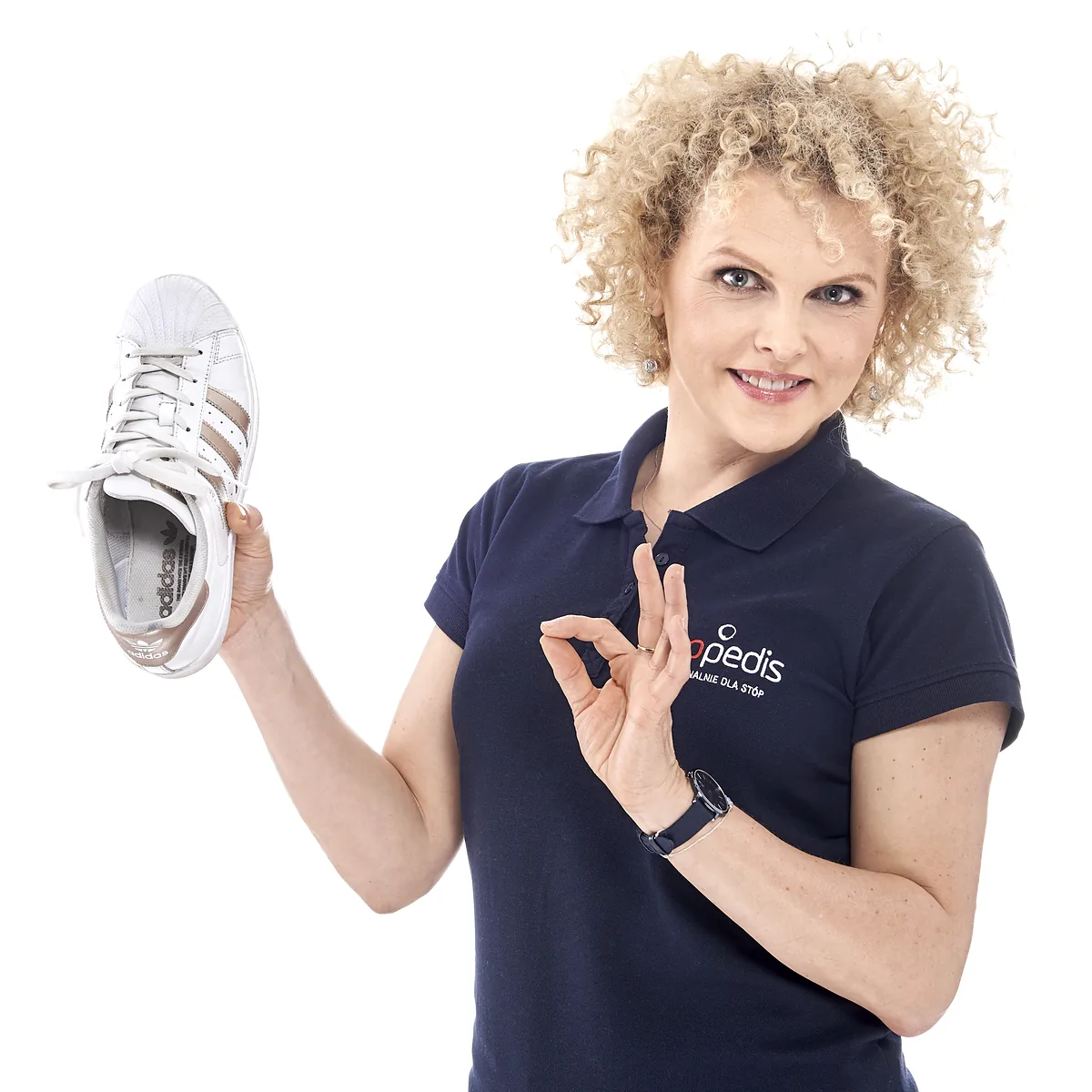 dr n. med. Joanna Stodolna-Tukendorf pokazuje wnętrze buta sportowego