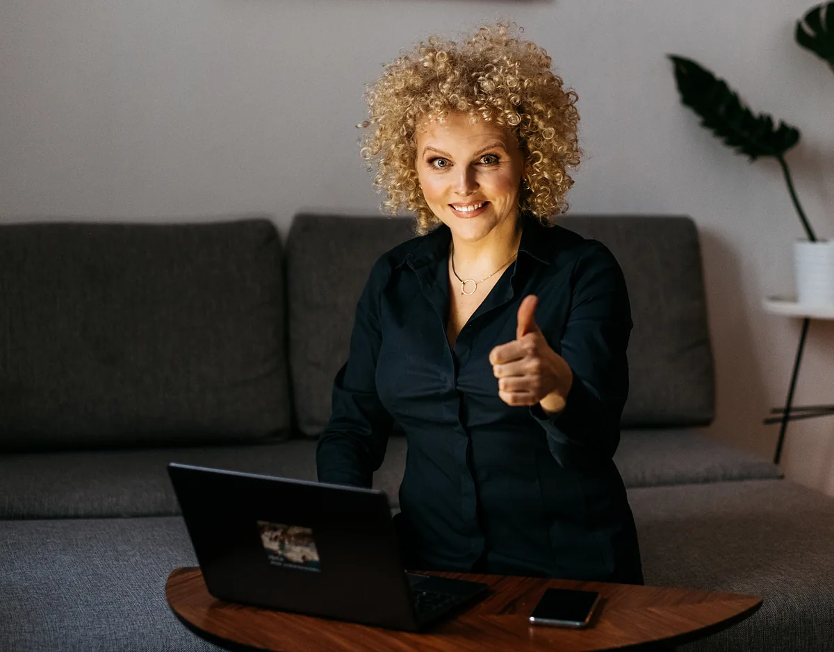 dr n. med. Joanna Stodolna-Tukendorf przy laptopie