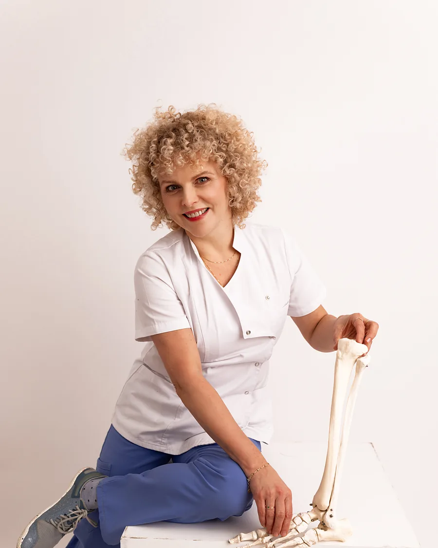 dr n. med. Joanna Stodolna-Tukendorf z modelem kości kończyny dolnej