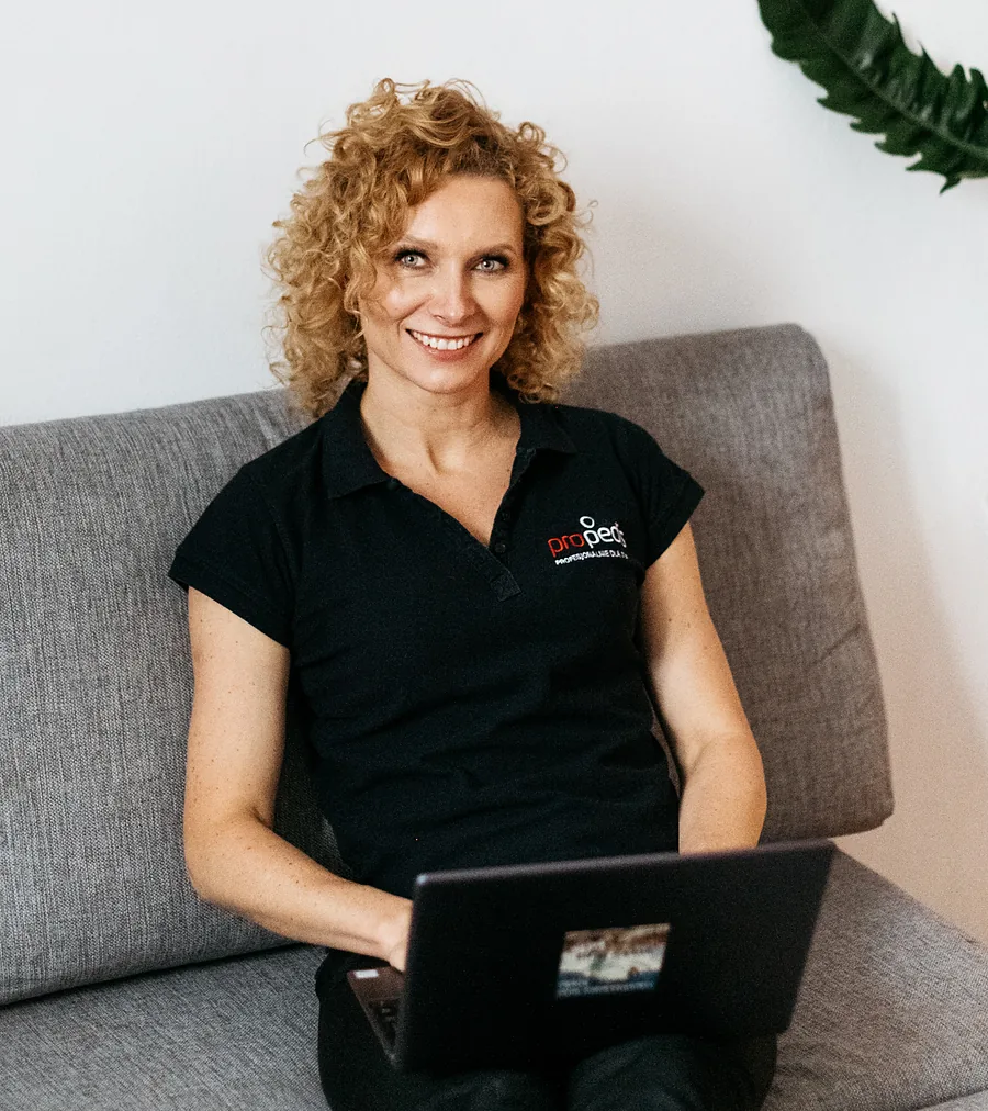Magdalena Korycka przy laptopie