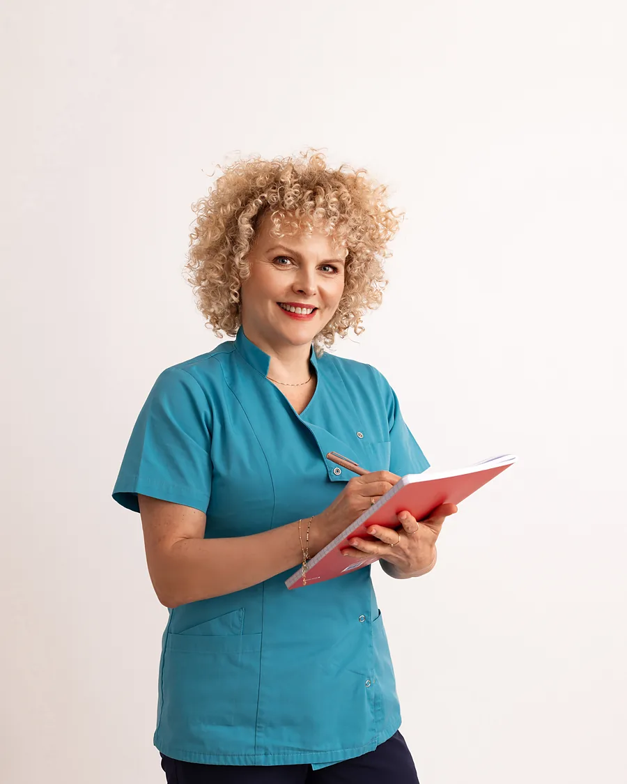 dr n. med. Joanna Stodolna-Tukendorf w stroju medycznym z teczką notatek