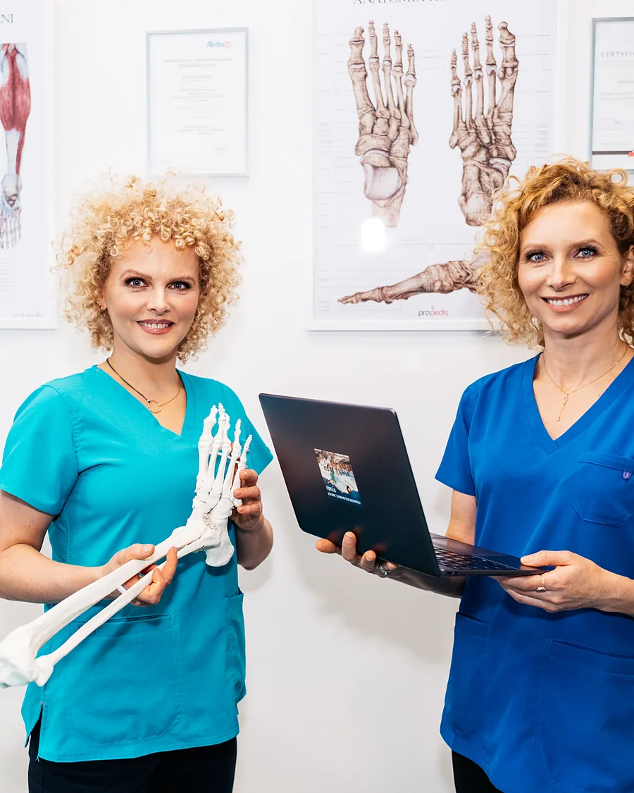 dr n. med. Joanna Stodolna-Tukendorf z modelem kości stopy i Magdalena Korycka z laptopem