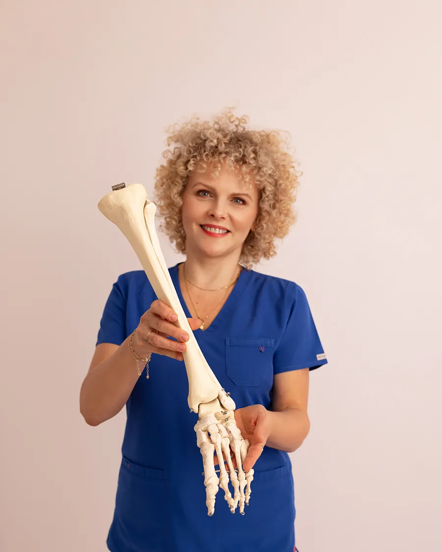 dr n. med. Joanna Stodolna-Tukendorf z modelem szkieletu nogi
