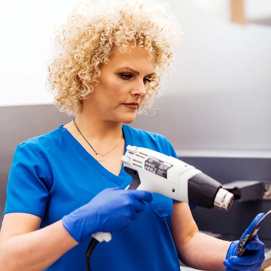 dr n. med. Joanna Stodolna-Tukendorf koryguje wkładkę opalarką