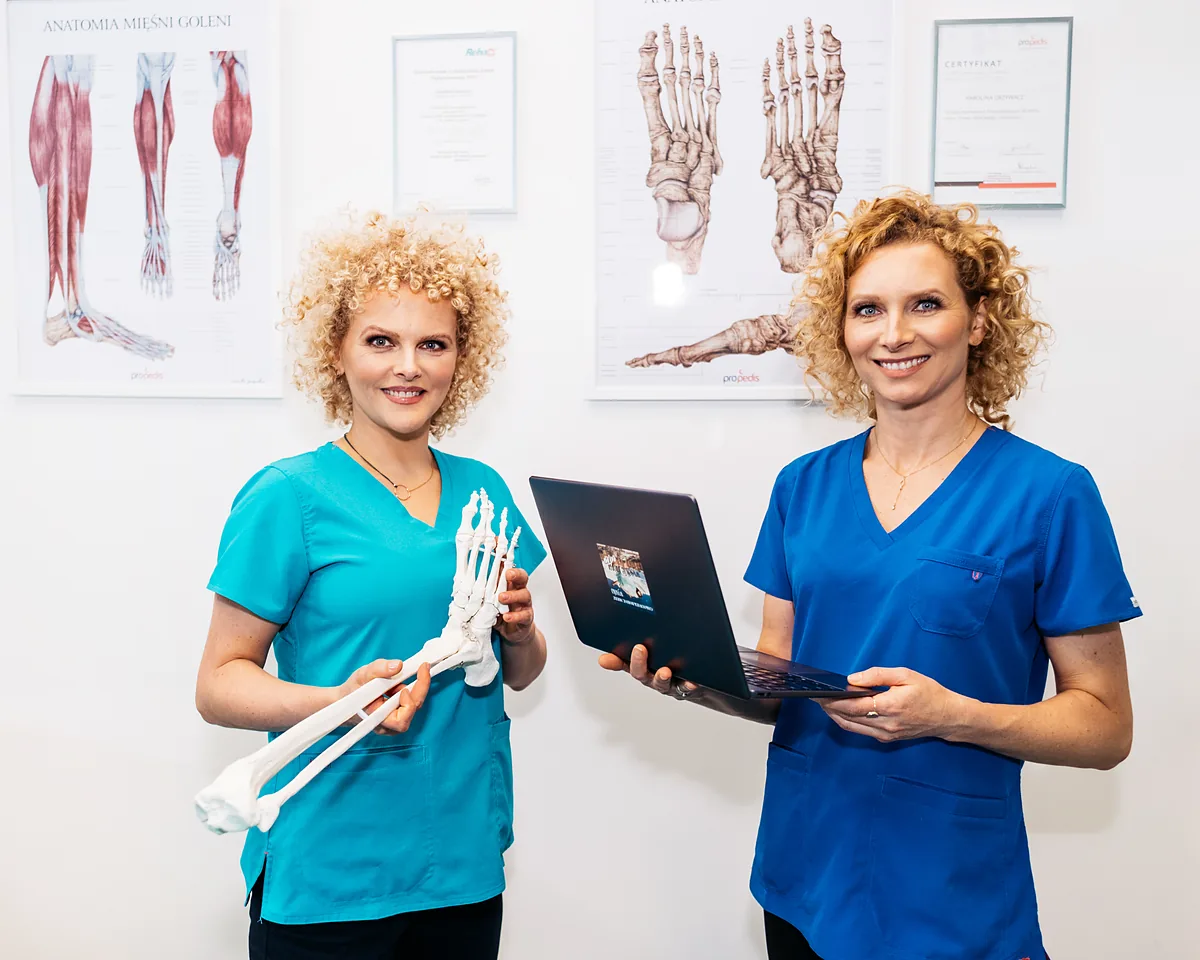 Założycielki Pro Pedis: dr n. med. Joanna Stodolna-Tukendorf z modelem kości stopy i Magdalena Korycka z laptopem