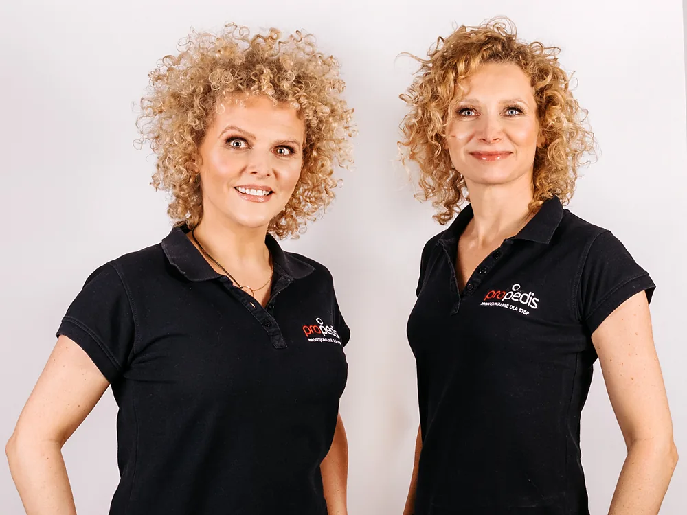 Magdalena Korycka i dr n. med. Joanna Stodolna-Tukendorf w koszulkach Pro Pedis