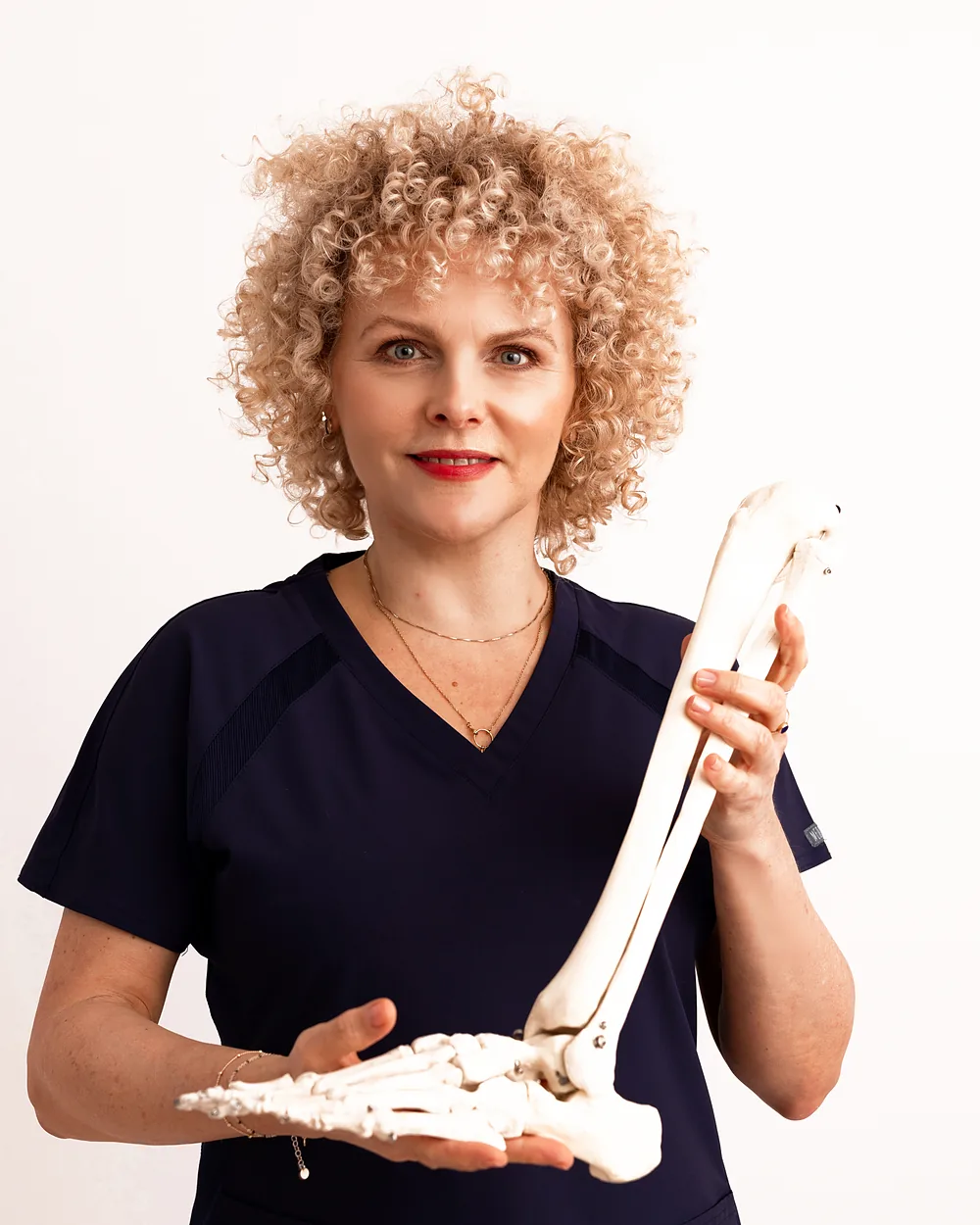 dr n. med. Joanna Stodolna-Tukendorf z modelem kości stopy i podudzia