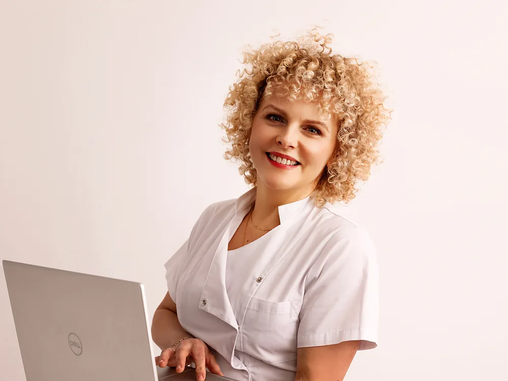 dr n. med. Joanna Stodolna-Tukendorf z laptopem
