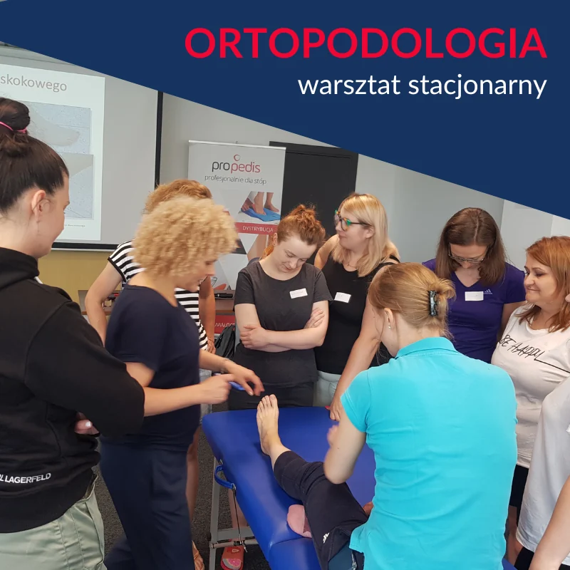 Uczestnicy warsztatu stacjonarnego z ortopodologii podczas badania stopy