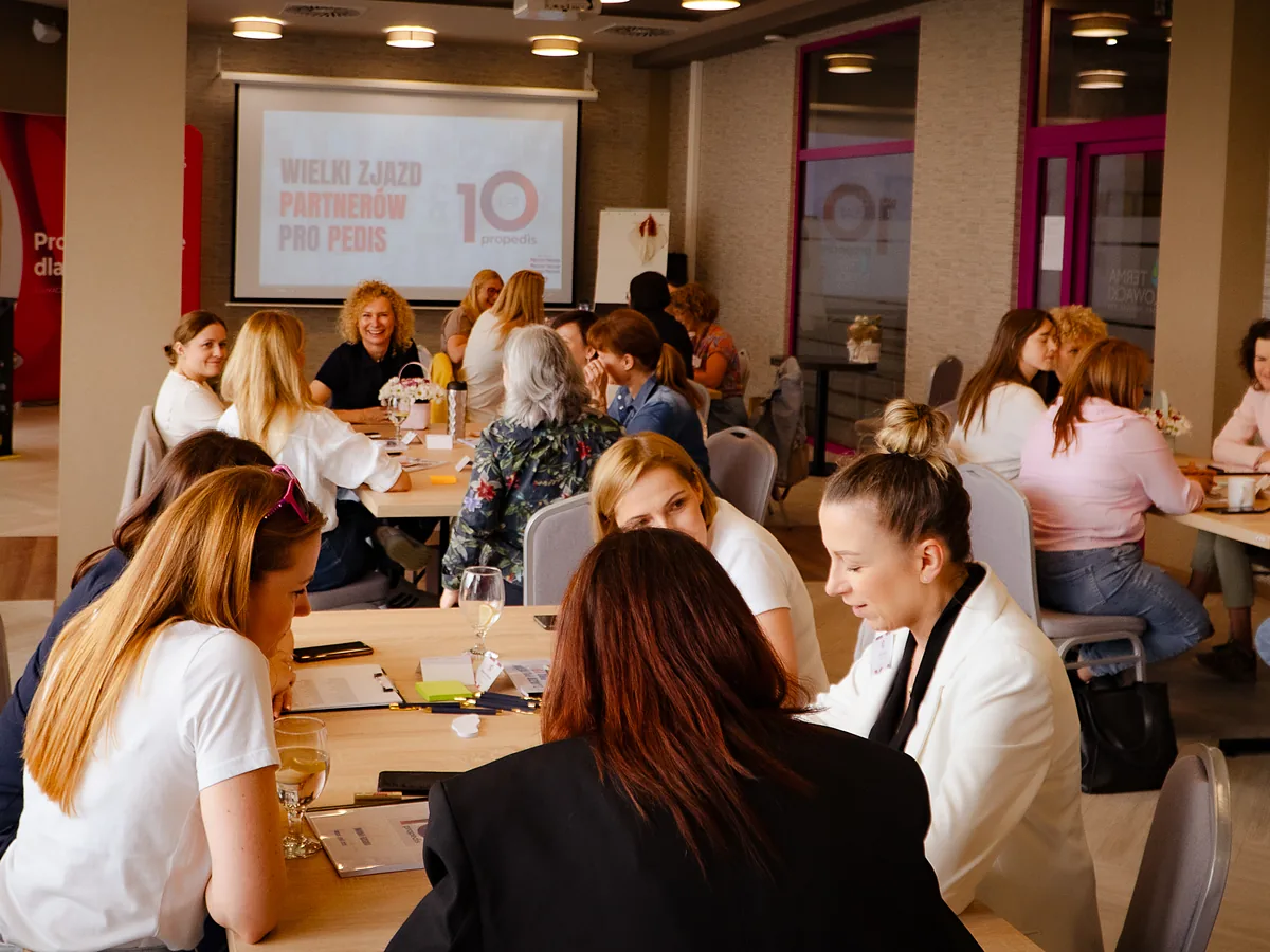Partnerzy przy stołach na Wielkim Zjeździe Partnerów Pro Pedis z okazji 10-lecia, maj 2025